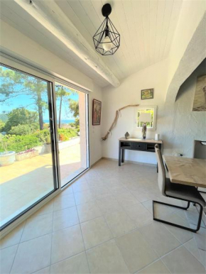 Villa traditionnelle en bord de mer vue montagne et acces plage à pied